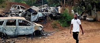  Voitures incendiées à Mtsapéré, le 20 novembre. La guerre entre bandes rivales terrorise les habitants de Mayotte, qui n’osent plus sortir de chez eux après 18 heures. 