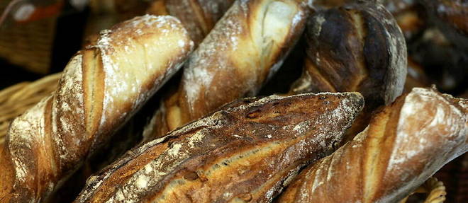 La baguette de pain, malgre l'augmentation de son prix ces derniers mois, reste tres appreciee des Francais.
