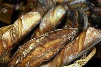 La baguette de pain, malgre l'augmentation de son prix ces derniers mois, reste tres appreciee des Francais.
