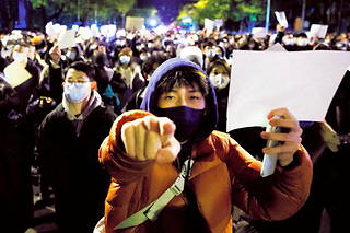  Pour dénoncer la censure, les manifestants brandissent des feuilles blanches à travers le pays. Ici, à Pékin, le 27 novembre. 