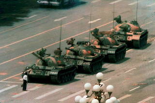  Avenue de la Longue-Paix, à proximité de la place  Tian'anmen , le 5 juin 1989. Cet homme qui arrête, seul, une colonne de chars est devenu le symbole de la résistance à la répression du mouvement pour la démocratie né sept semaines plus tôt à Pékin.
©Jeff Widener/AP/SIPA