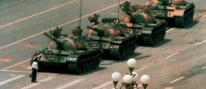  Avenue de la Longue-Paix, à proximité de la place  Tian'anmen , le 5 juin 1989. Cet homme qui arrête, seul, une colonne de chars est devenu le symbole de la résistance à la répression du mouvement pour la démocratie né sept semaines plus tôt à Pékin.
©Jeff Widener/AP/SIPA