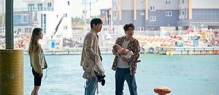  Trafiquants d’enfants ou « bonnes étoiles », Dong-soo (Gang Dong-won) et Sang-hyun (Song Kang-ho, prix d’interprétation masculine à Cannes), qui ont recueilli l’enfant de So-young (Lee Ji-eun) ? 