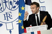 Emmanuel Macron ne résiste pas, une tradition farine label rouge à la main, à s’extasier devant « ces quelques centimètres de savoir-faire passés de main en main, l’esprit du savoir-faire français, inimitable ».
