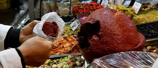 Le savoir-faire et les pratiques culinaires autour de la harissa, le condiment traditionnel tunisien reconnu par l'Unesco comme un patrimoine immateriel a sauvegarder.
