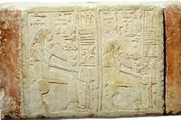 Stèle funéraire de la deuxième dynastie  (vers 3100-2700 av. J.-C.) conservée au musée du Louvre. On y distingue des personnages féminins.
