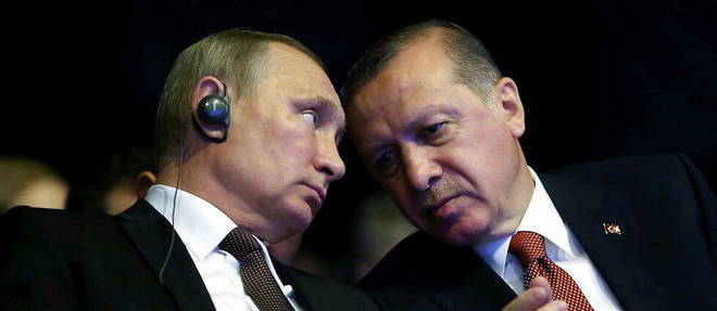 Le president russe, Vladimir Poutine (a g.), et son homologue turc, Recep Tayyip Erdogan (a dr.), a Istanbul le 10 octobre 2016.
