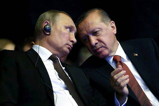 Le président russe, Vladimir Poutine (à g.), et son homologue turc, Recep Tayyip Erdogan (à dr.), à Istanbul le 10 octobre 2016.
