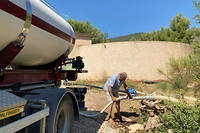 Pour alimenter en eau un quartier de Seillans dont la source est à sec, le réservoir est rempli huit fois par jour par camion-citerne.
