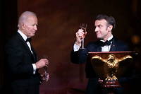 Emmanuel Macron porte un toast a Joe Biden, lors de leur diner d'Etat a Washington DC, jeudi 1 er  decembre 2022.
