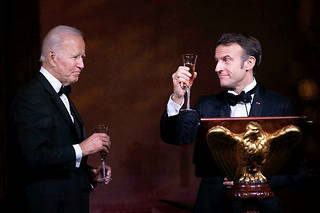 Emmanuel Macron porte un toast à Joe Biden, lors de leur dîner d'État à Washington DC, jeudi 1 er  décembre 2022.
