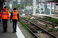 Employés de la SNCF le 2 décembre, durant la grève des contrôleurs, à la gare Matabiau (Toulouse)
