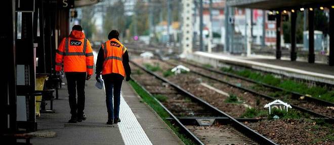 Employes de la SNCF le 2 decembre, durant la greve des controleurs, a la gare Matabiau (Toulouse)
