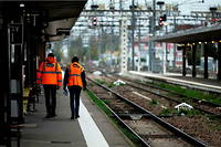 Employés de la SNCF le 2 décembre, durant la grève des contrôleurs, à la gare Matabiau (Toulouse)
