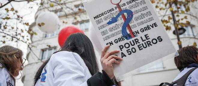 Manifestation des medecins devant le ministere de la Sante lors du mouvement de greve de la medecine liberale, les 1er et 2 decembre 2022. 