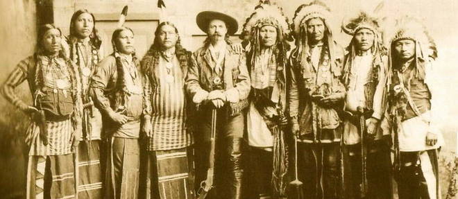 Buffalo Bill, au centre, entoure par les Indiens qu'il a recrutes pour son spectacle, peu de temps avant son depart pour la France.
