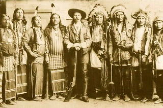 Buffalo Bill, au centre, entouré par les Indiens qu'il a recrutés pour son spectacle, peu de temps avant son départ pour la France.
