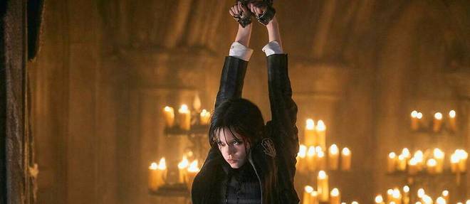 Jenna Ortega interprete Mercredi Addams.

