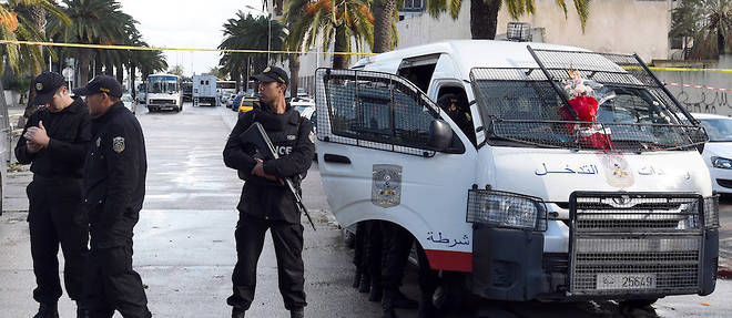 Apres la revolution de 2011 qui a renverse le dictateur Zine El Abidine Ben Ali, la Tunisie a ete secouee par des attaques sanglantes ayant cible les forces de l'ordre et des touristes. 59 touristes sont morts dans les attentats de Sousse et du Bardo en 2015.

