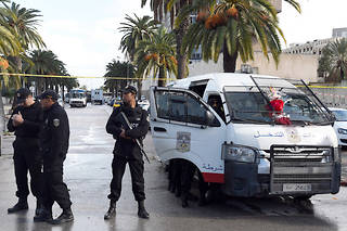 Après la révolution de 2011 qui a renversé le dictateur Zine El Abidine Ben Ali, la Tunisie a été secouée par des attaques sanglantes ayant ciblé les forces de l'ordre et des touristes. 59 touristes sont morts dans les attentats de Sousse et du Bardo en 2015.
