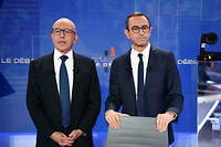 Le député LR des Alpes-Maritimes Eric Ciotti et le président du groupe au Sénat Bruno Retailleau, avant le débat télévisé du premier tour de l'élection à la présidence du parti de droite, dans les studios de LCI, à Boulogne-Billancourt (Hauts-de-Seine), le 21 novembre 2022. 
