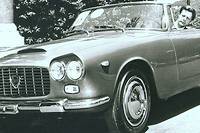 La Lancia Flaminia convertible 1960 va à merveille à Marcello Mastroianni pour ce concours d'élégance
