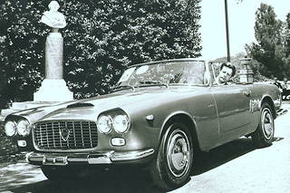 La Lancia Flaminia convertible 1960 va à merveille à Marcello Mastroianni pour ce concours d'élégance
