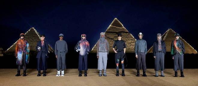Le final du defile Dior homme du 2 decembre devant la pyramide de Gizeh.
