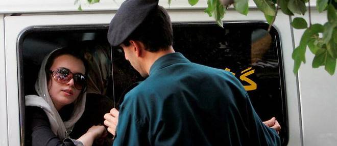 Une femme arretee a Teheran par la police le 23 juillet 2007 en raison de son accoutrement juge << inapproprie >>.
