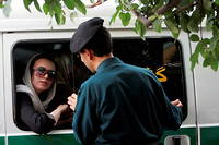 Une femme arretee a Teheran par la police le 23 juillet 2007 en raison de son accoutrement juge << inapproprie >>.
