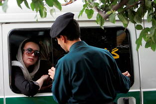 Une femme arrêtée à Téhéran par la police le 23 juillet 2007 en raison de son accoûtrement jugé « inapproprié ».
