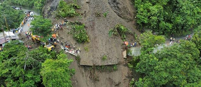 Colombie: trois morts et une vingtaine coinces dans un glissement de terrain
