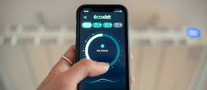 Illustration d'une personne utilisant Ecowatt, l'application de << meteo >> electrique Ecowatt.
