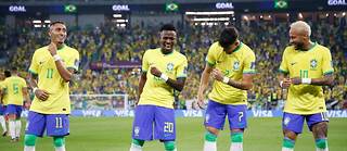 Le Brésil s'est qualifié pour les quarts de finale en surclassant (4-1) la Corée du Sud.
