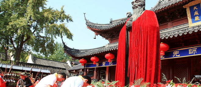 Ceremonie organisee par des etudiants pour le 2 571e anniversaire de Confucius, au temple de Fuzimiao, a Nankin, en septembre 2020.
