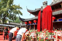 Cérémonie organisée par des étudiants pour le 2 571 e  anniversaire de Confucius, au temple de Fuzimiao, à Nankin, en septembre 2020.
