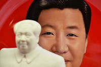 Assiette représentant Xi Jinping et, devant, statuette de Mao Zedong : le culte de la personnalité s'épanouit en Chine chez les marchands de souvenirs.
