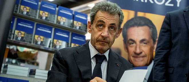 Nicolas Sarkozy en 2021, lors d'une signature publique pour la sortie de Promenades. 