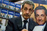 Nicolas Sarkozy en 2021, lors d&#039;une signature publique pour la sortie de <em>Promenades.</em>
