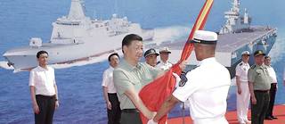 Le président chinois Xi Jinping baptise le sous-marin nucléaire « Changzheng-18 » et présente le drapeau de l'armée populaire de libération au capitaine et au commissaire politique du navire.
