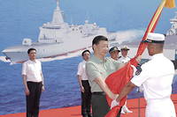 Le président chinois Xi Jinping baptise le sous-marin nucléaire « Changzheng-18 » et présente le drapeau de l'armée populaire de libération au capitaine et au commissaire politique du navire.
