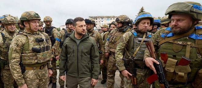Volodymyr Zelensky aupres des soldats ukrainiens a Izyum, dans la region de Kharkiv.
