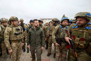 Volodymyr Zelensky auprès des soldats ukrainiens à Izyum, dans la région de Kharkiv.
