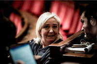 Le groupe de Marine Le Pen reprendra à l'Assemblée le texte de LFI proposant la réintégration des soignants non vaccinés.
