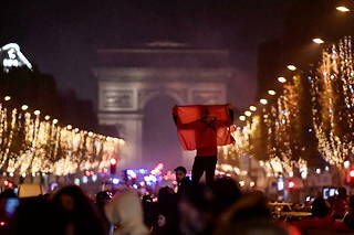 L'euphorie a gagné les Champs-Élysées.
