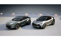Toyota ne veut pas choisir et continuera a proposer des modeles hybrides comme le futur C-HR (prefigure par le concept a droite sur la photo) a cote de ses futurs modeles electriques comme le futur compact SUV (prefigure par le concept bZ a gauche sur la photo).
