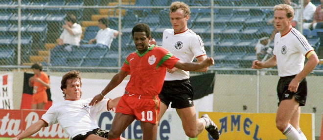 Sur cette image d'archive datant du 17 juin 1986, l'attaquant marocain Mohammed Timoumi, au centre, est aux prises avec le milieu de terrain ouest-allemand Lothar Matthaus qui marquera le coup franc qui va eliminer le Maroc au deuxieme tour de la Coupe du monde revenue au Mexique en 1986.
