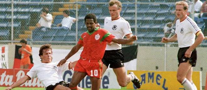 Sur cette image d'archive datant du 17 juin 1986, l'attaquant marocain Mohammed Timoumi, au centre, est aux prises avec le milieu de terrain ouest-allemand Lothar Matthaus qui marquera le coup franc qui va éliminer le Maroc au deuxième tour de la Coupe du monde revenue au Mexique en 1986.
