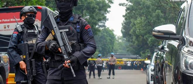 Attentat suicide dans un commissariat en Indonesie: un policier tue, 10 blesses