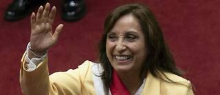 La vice-présidente du pays, Dina Boluarte, a été investie mercredi comme nouvelle cheffe de l’État, peu après la destitution par le Parlement du président, Pedro Castillo.
